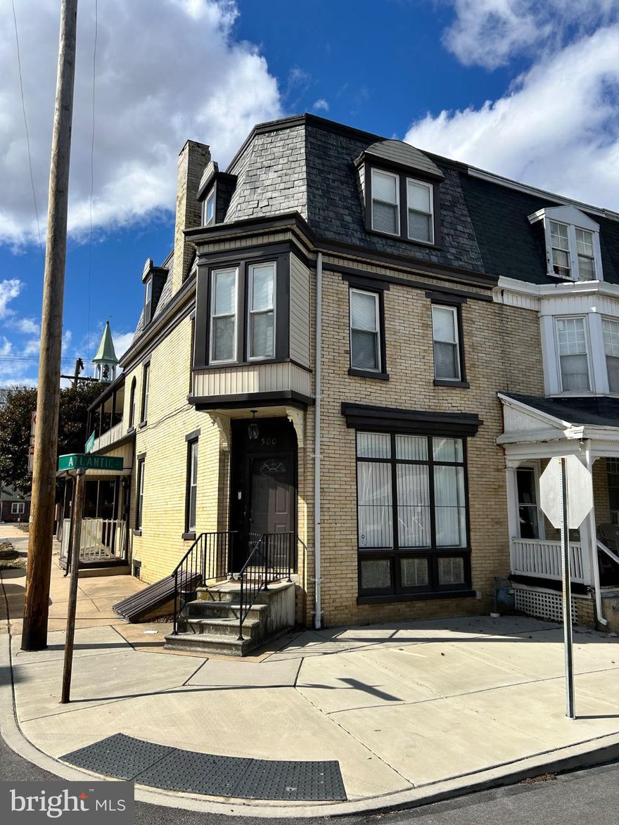 Welcome to this beautifully maintained corner home offering space, comfort, and great curb appeal! This impressive residence features 5 spacious bedrooms and 2.5 bathrooms across approximately 2,500 sq ft of living space, The interior combines comfort and style, with an open floor plan, tasteful decor, and plenty of natural brightness. Making it a truly inviting and charming residence providing plenty of room for families of all sizes.