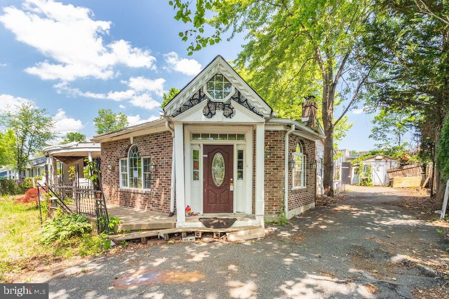 Price to sell! Single Family home. Centrally Located, this home is convenient to everything- Stafford Marketplace, I95, MCB Quantico, Fort Belvoir, and the DC-Metro area!