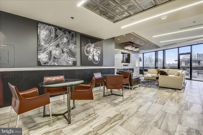 PROMENADE TOWERS - Residential Lease