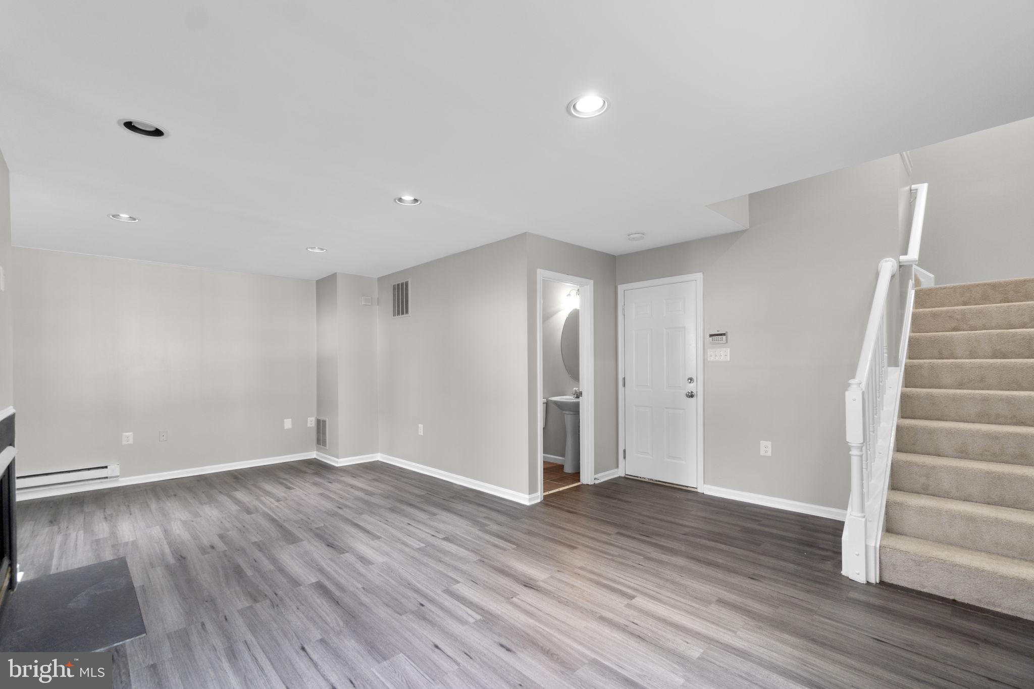 GOLDSBOROUGH MANOR - Residential