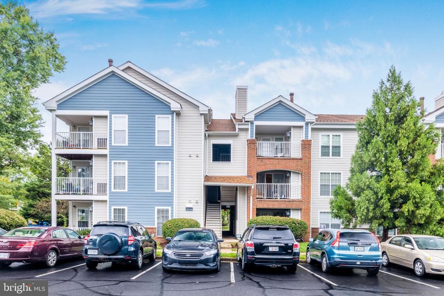 Excellently located Ashburn top-floor condo, available for lease! Welcome home to this
generously proportioned 1 bed/1 bath condo, well maintained and ready for you, with fresh
paint, new baseboards and all new LVP flooring throughout. As you enter, an open living and
entertaining space greets you. Vaulted cathedral ceilings flow seamlessly from the dining area
into the living room, complete with a cozy fireplace. The living area extends outside to a private
covered balcony overlooking the beautifully landscaped community, with an additional storage
closet for your convenience. The updated kitchen features granite countertops and pull-out
shelves, along with a breakfast bar perfect for drinks and casual meals. Down the hall, you'll find
a generously sized bedroom with lush green views and a walk-in closet. The full bathroom also
hosts your in-unit laundry with a stacked washer and dryer. This condo's super convenient
location puts you just a short stroll away from restaurants, cafes, groceries, as well as the
community pool and sport courts. Enjoy an easy commute, located only minutes from the Dulles
Greenway and Ashburn Silver Line Metro. Don't miss this opportunity to make this fantastic
Ashburn condo your new home!