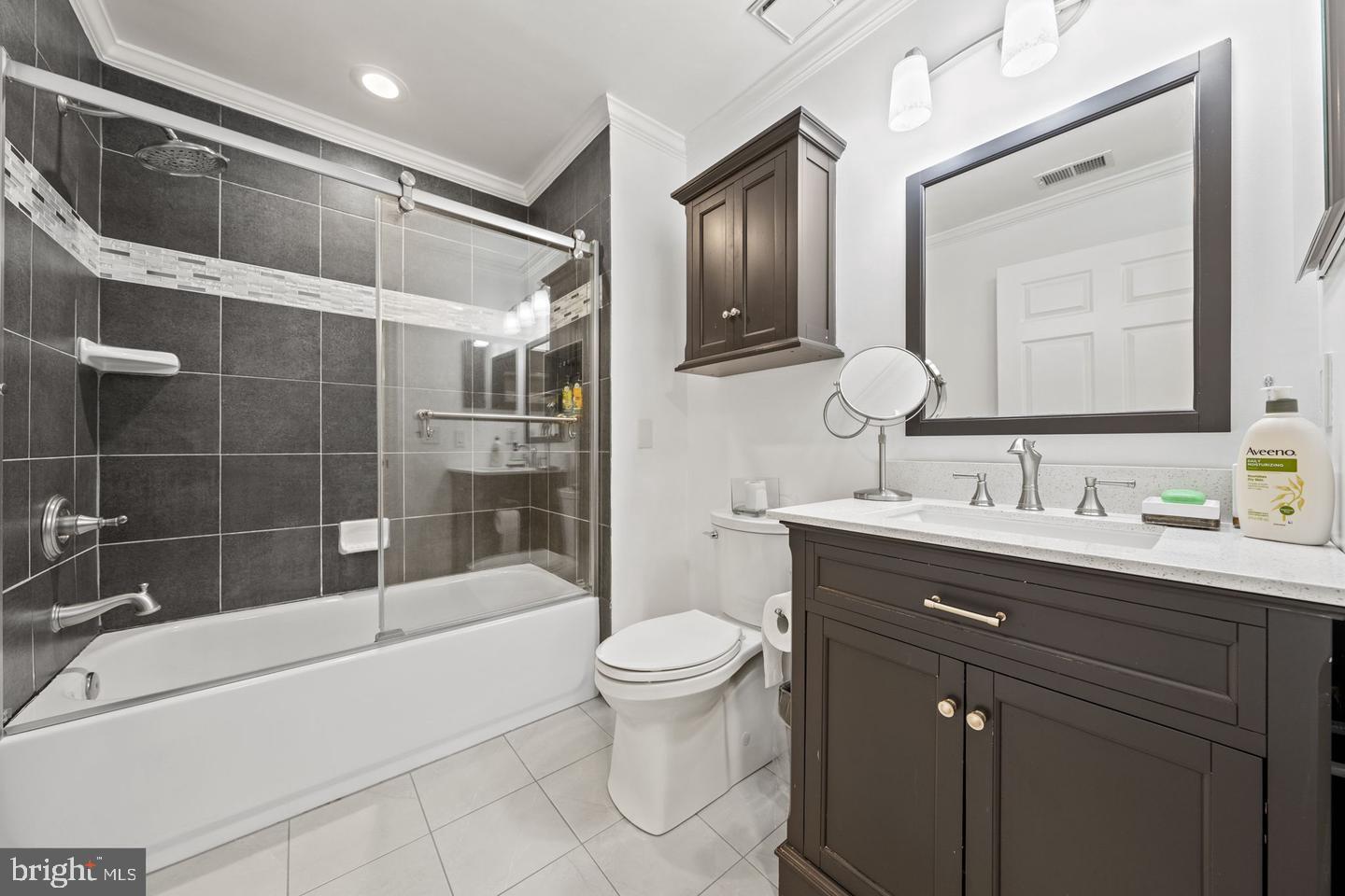 TIERS AT MANCHESTER LAKE - Residential Lease