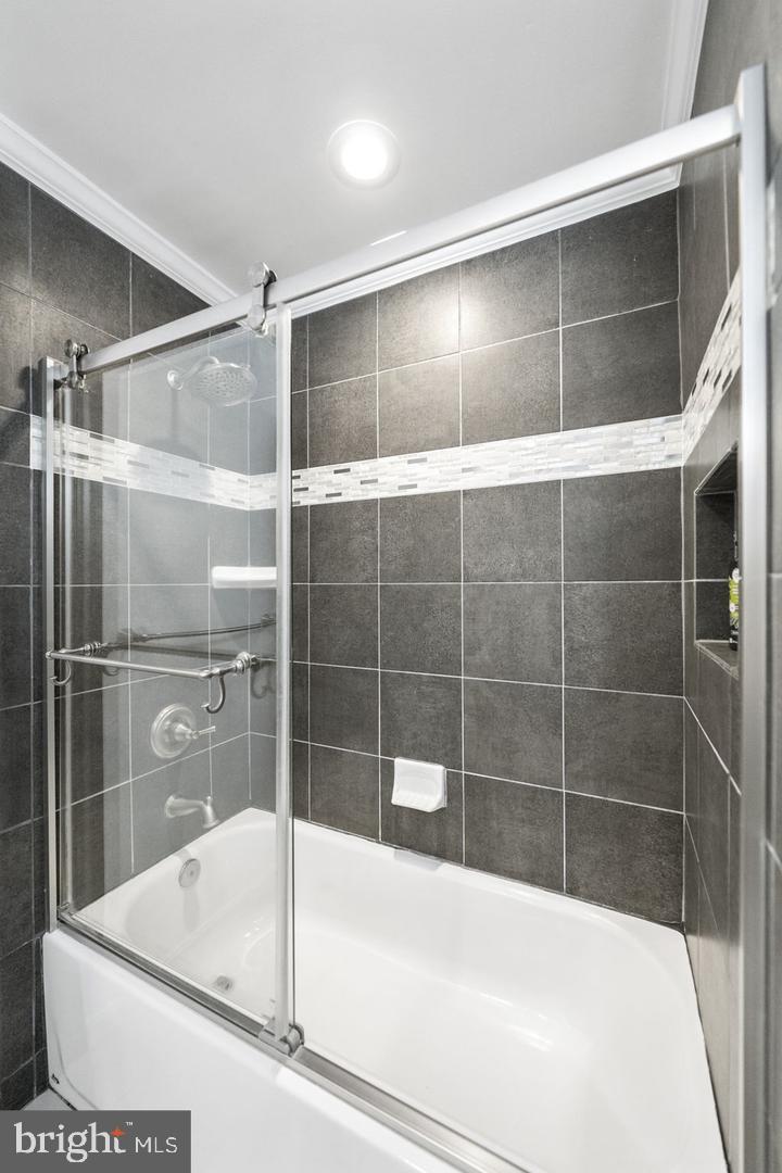 TIERS AT MANCHESTER LAKE - Residential Lease