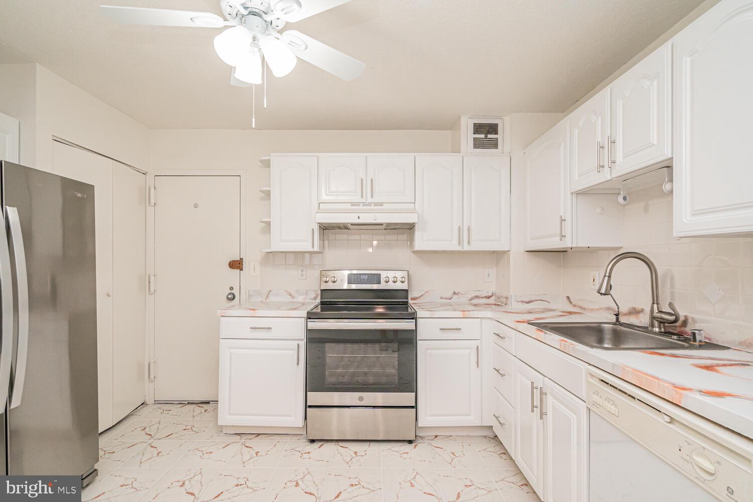 ROTONDA - Residential Lease