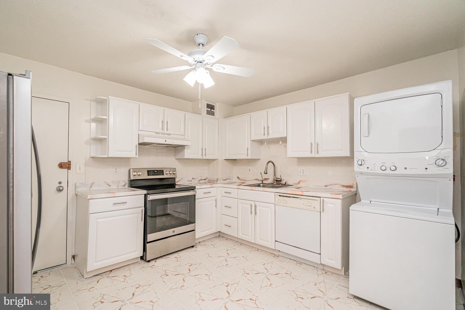 ROTONDA - Residential Lease