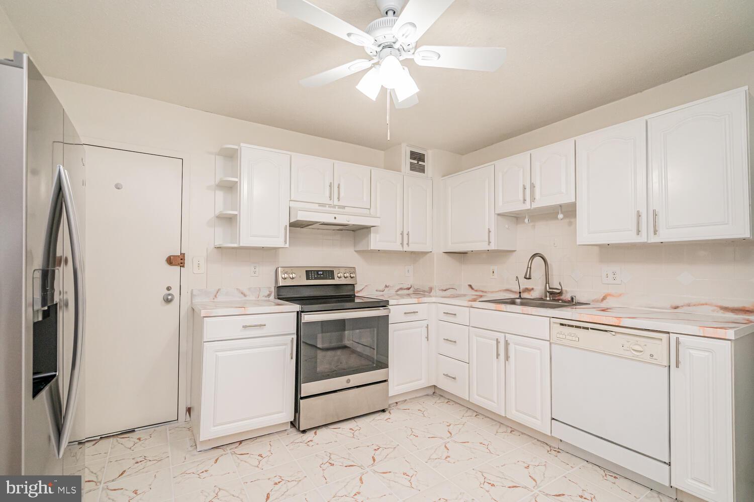 ROTONDA - Residential Lease