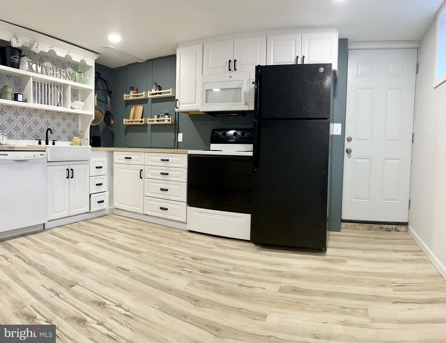 BASEMENT APARTMENT!!! In a beautiful residential location surrounded by nature and backing to farmland.  Will be vacated and empty for new tenant by August 1st.  
Both bedrooms have ample light from large windows. Beautiful kitchen! 
Spacious and bright.