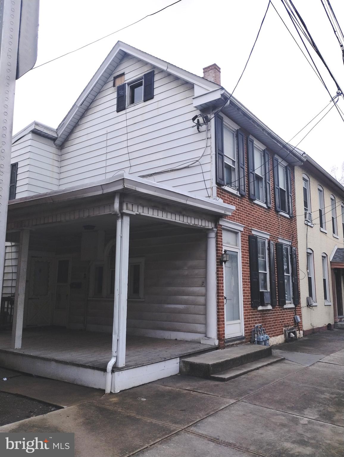 Main image without alt text