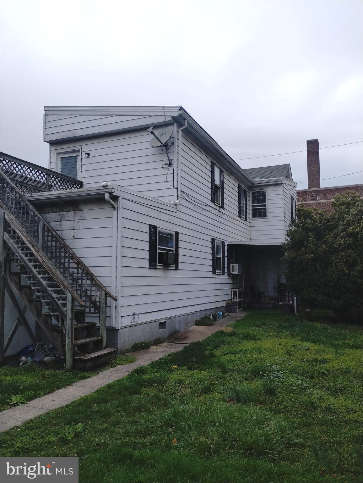 Main image without alt text