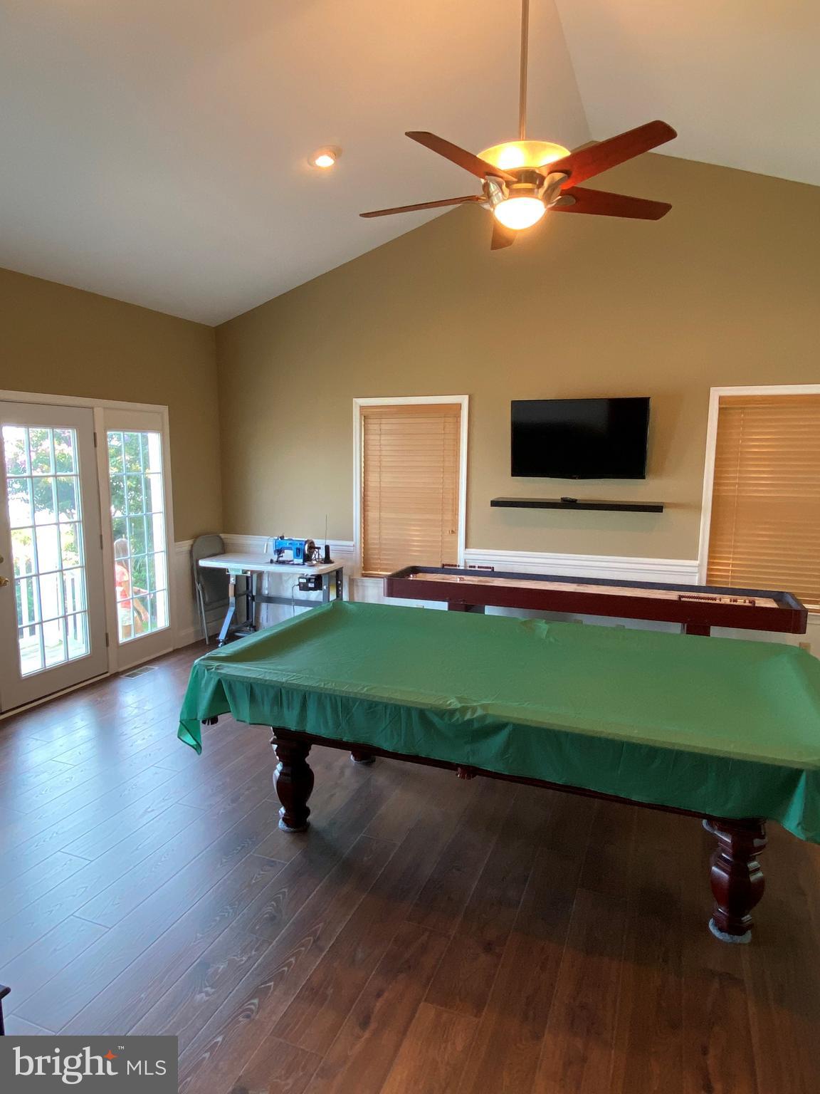 HOLLYWOOD SHORES - Residential