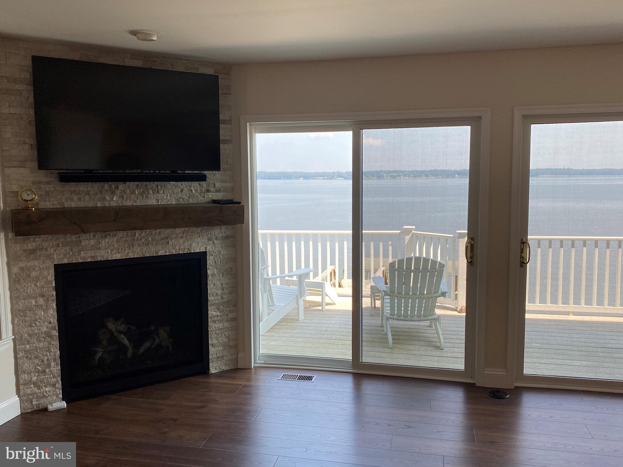 HOLLYWOOD SHORES - Residential