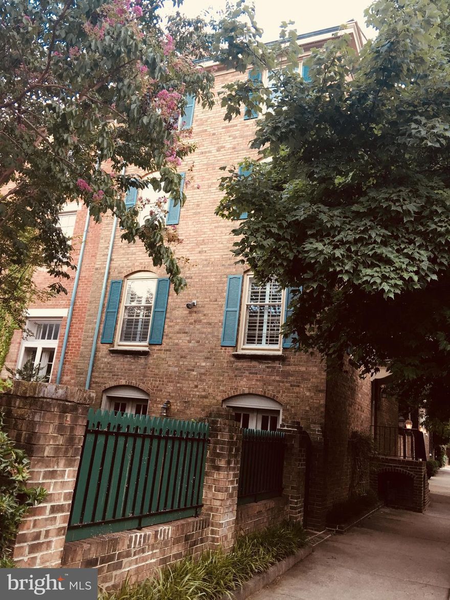 95 WALKING SCORE!  Light filled end town home w/ almost 3000 sq ft of living space. 2 fireplaces,hdwds, updated kitchen and baths. Dual zone HVAC, walk-up attic and workshop. Wonderful office/library adjacent to living rm. Lg dining rm/family rm opens to beautifully landscaped walled garden. Incredible walkable location to the best of Old Town shopping and restaurants.