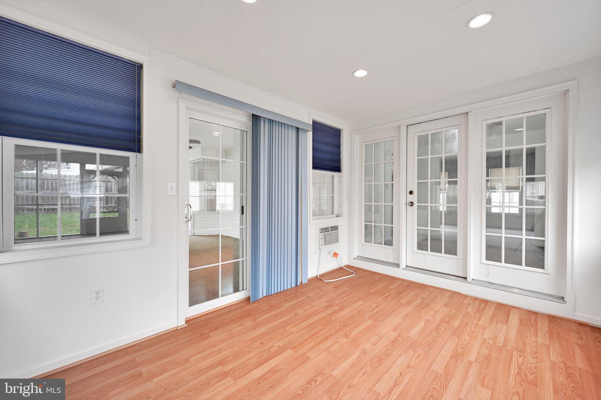 MANOR OAKS - Residential