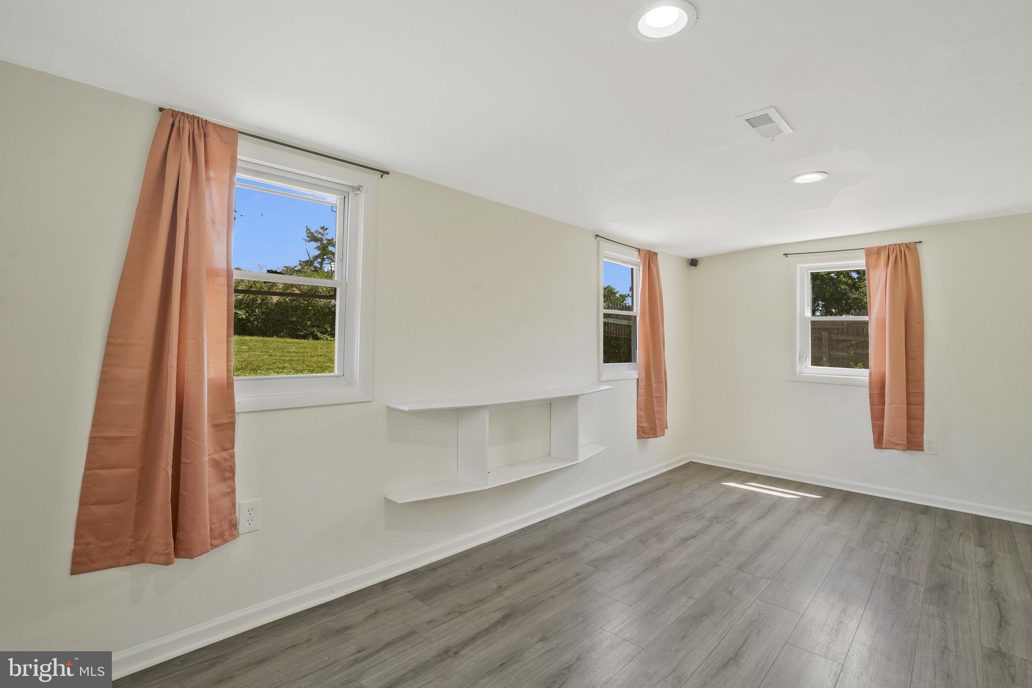 SOUTH LAWN - Residential Lease