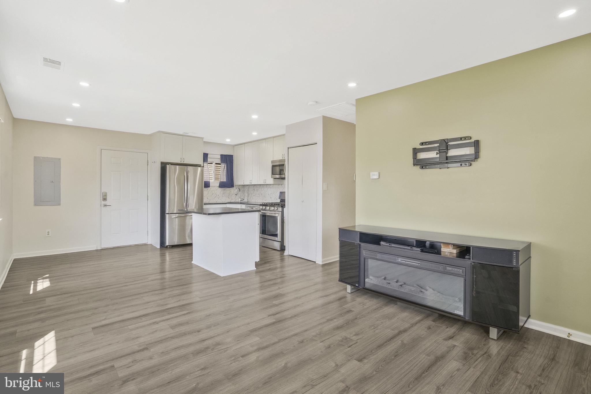 SOUTH LAWN - Residential Lease