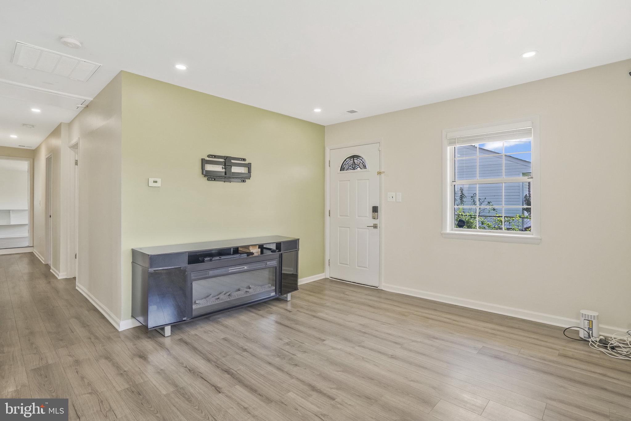 SOUTH LAWN - Residential Lease