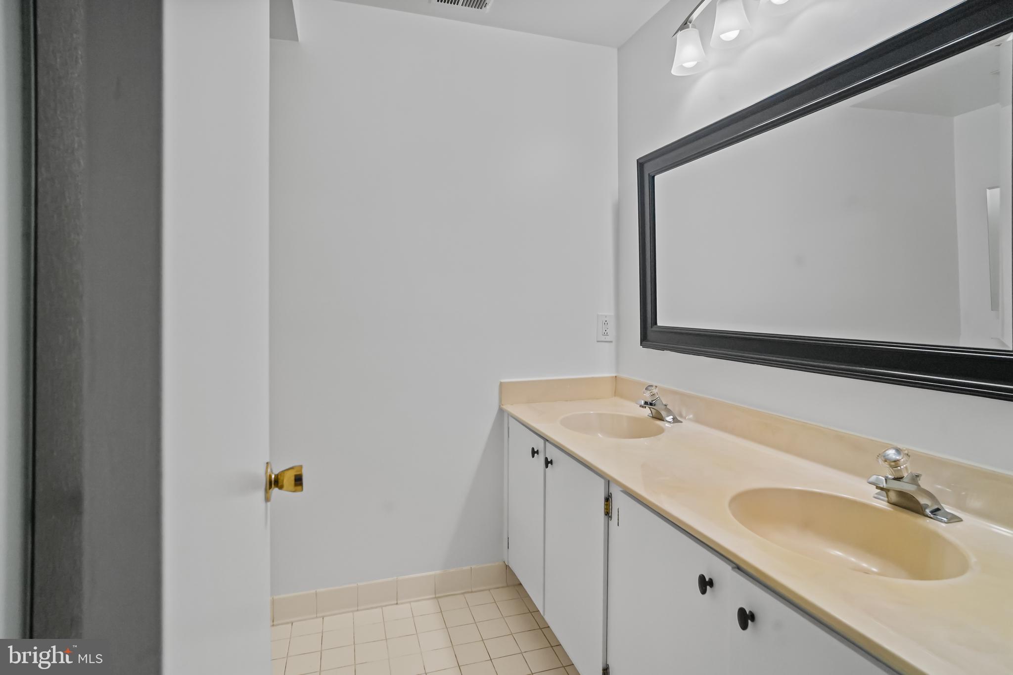 HOLLY HALL - Residential