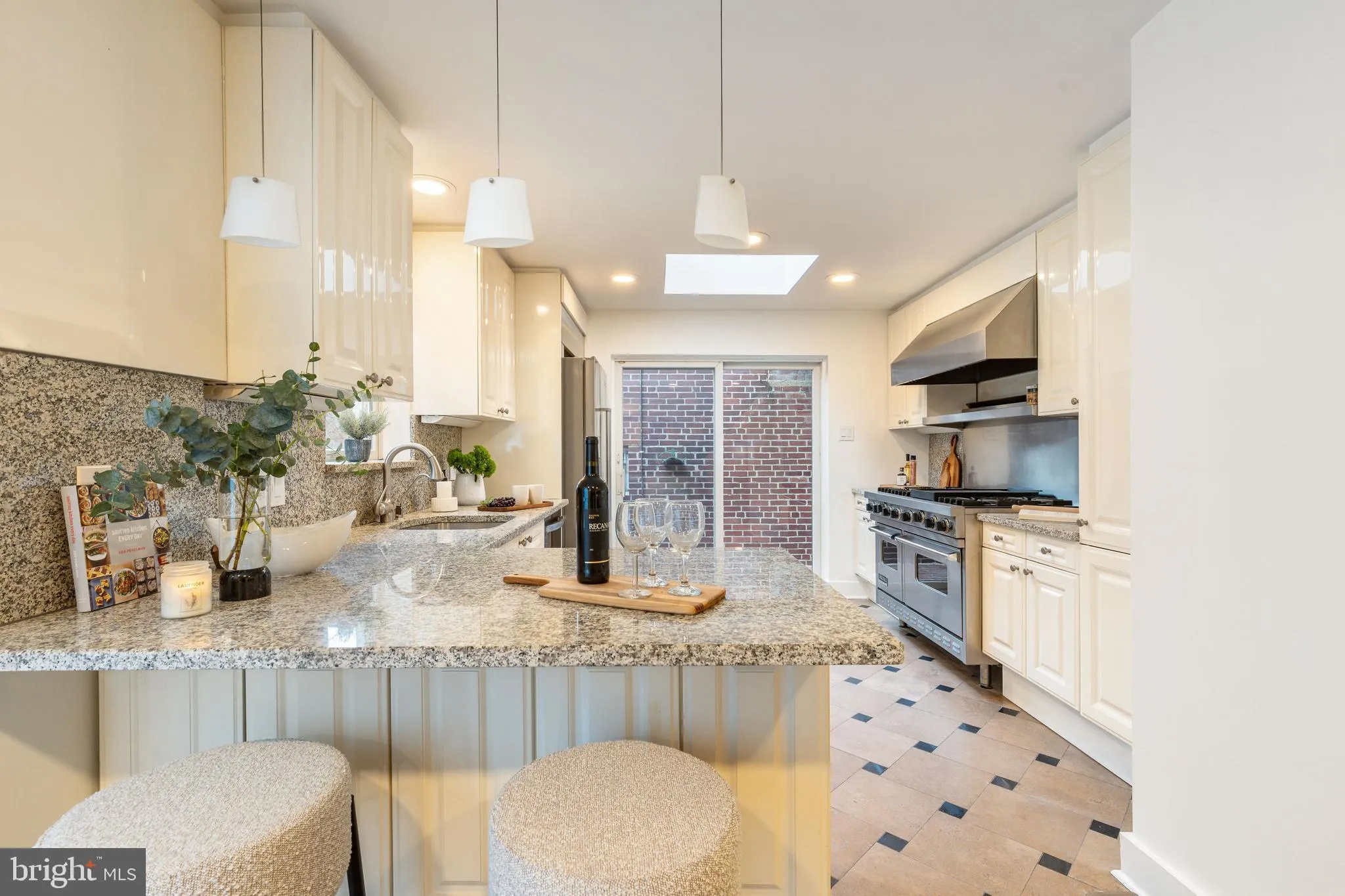 Philadelphia, Pennsylvania 19103, United States, 5 Bedrooms Bedrooms, ,5 BathroomsBathrooms,Residential,Active,237009