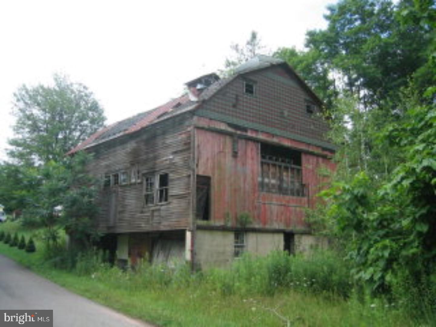 SUBJECT PROPERTY IS A BARN WITH A SHED ACROSS THE STREET Color: BROWN Amp: NO