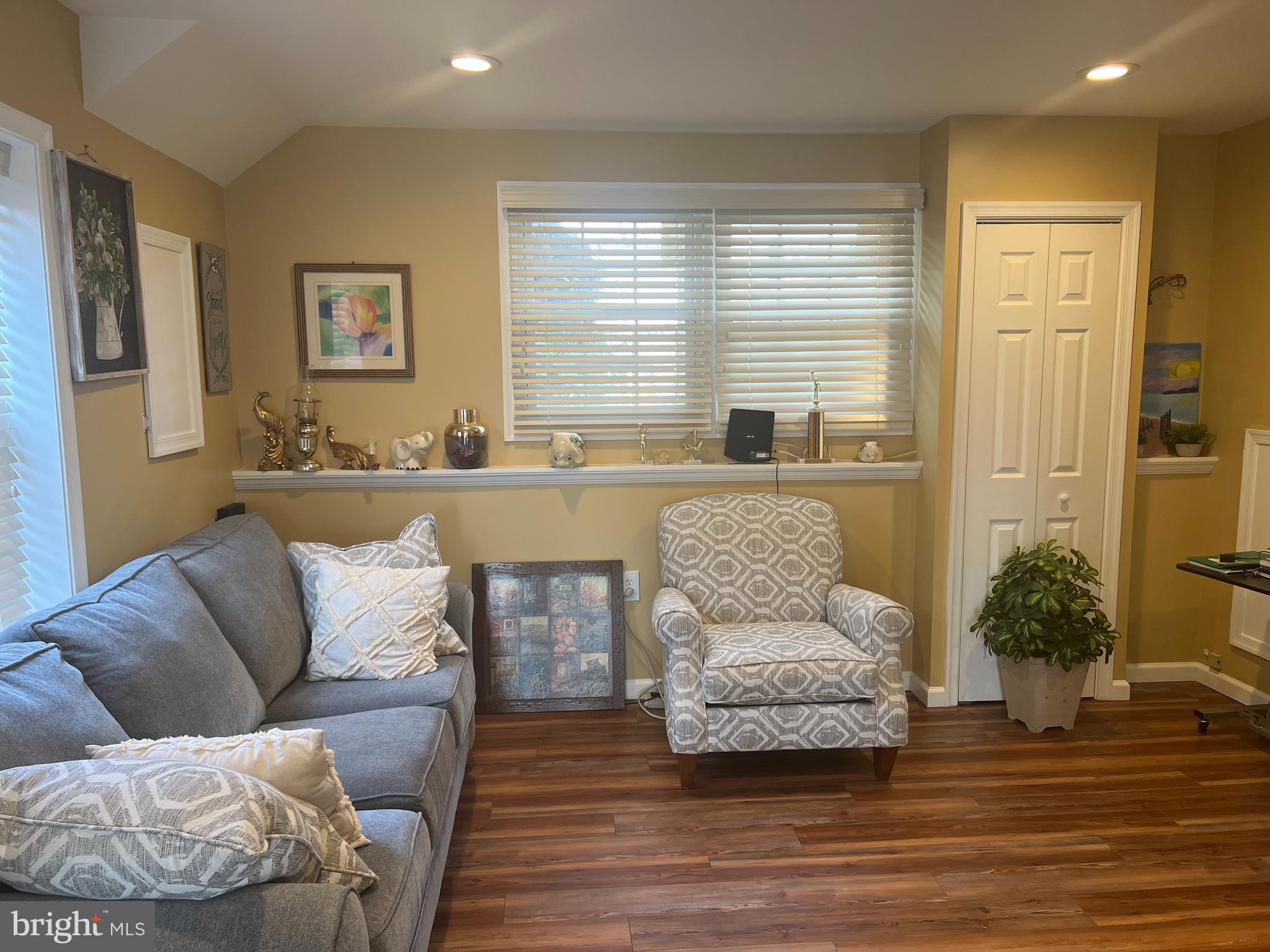 SOUTH LAWN - Residential