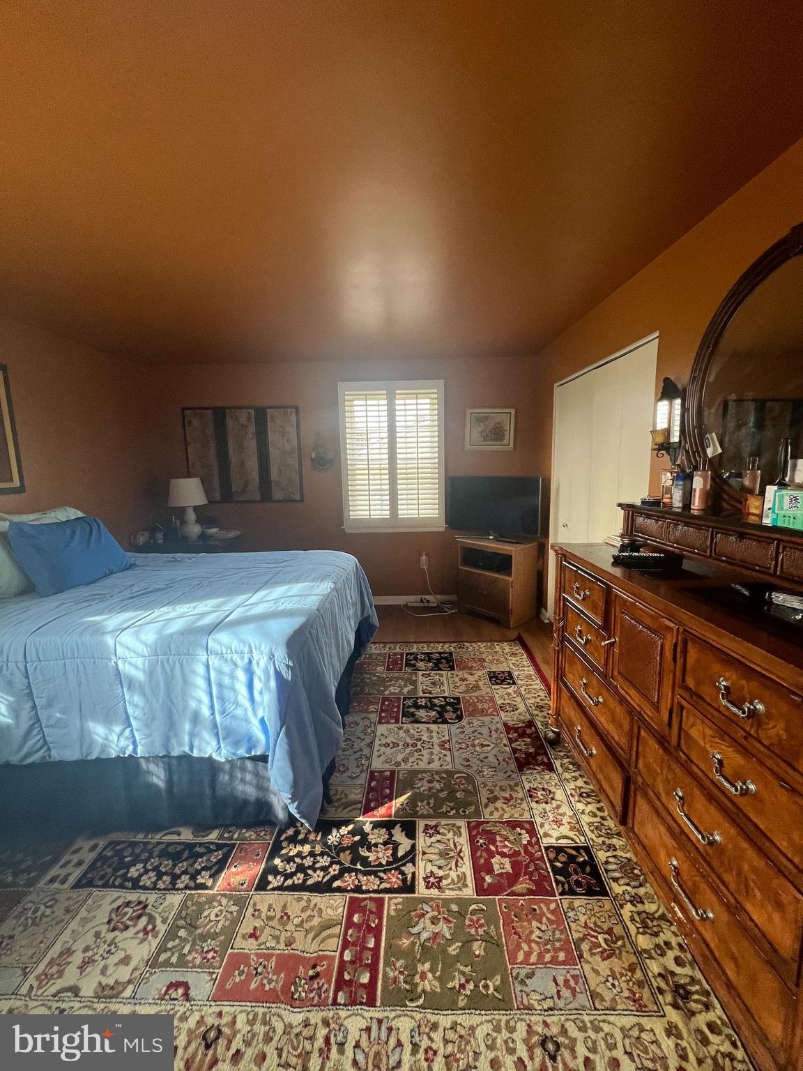 SOUTH LAWN - Residential