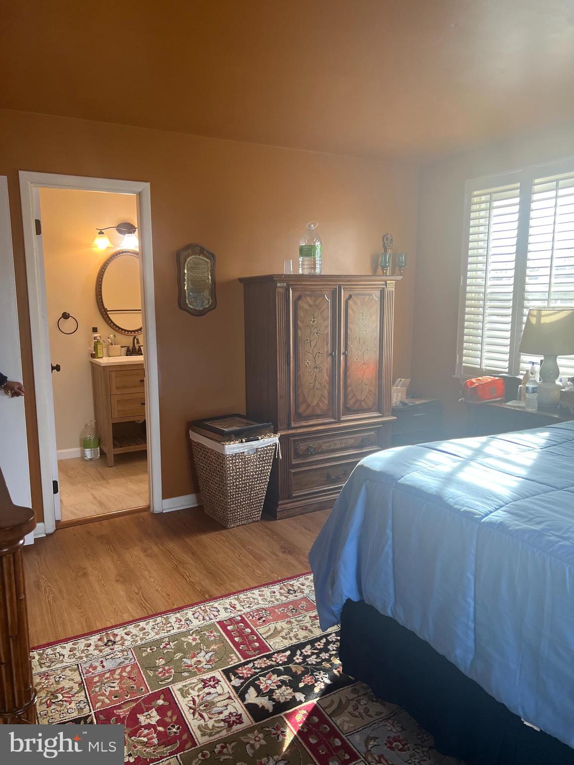 SOUTH LAWN - Residential