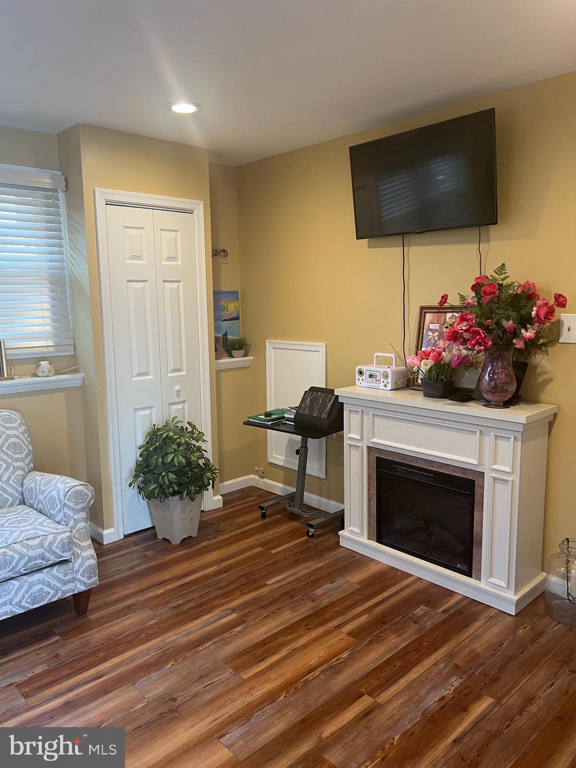 SOUTH LAWN - Residential