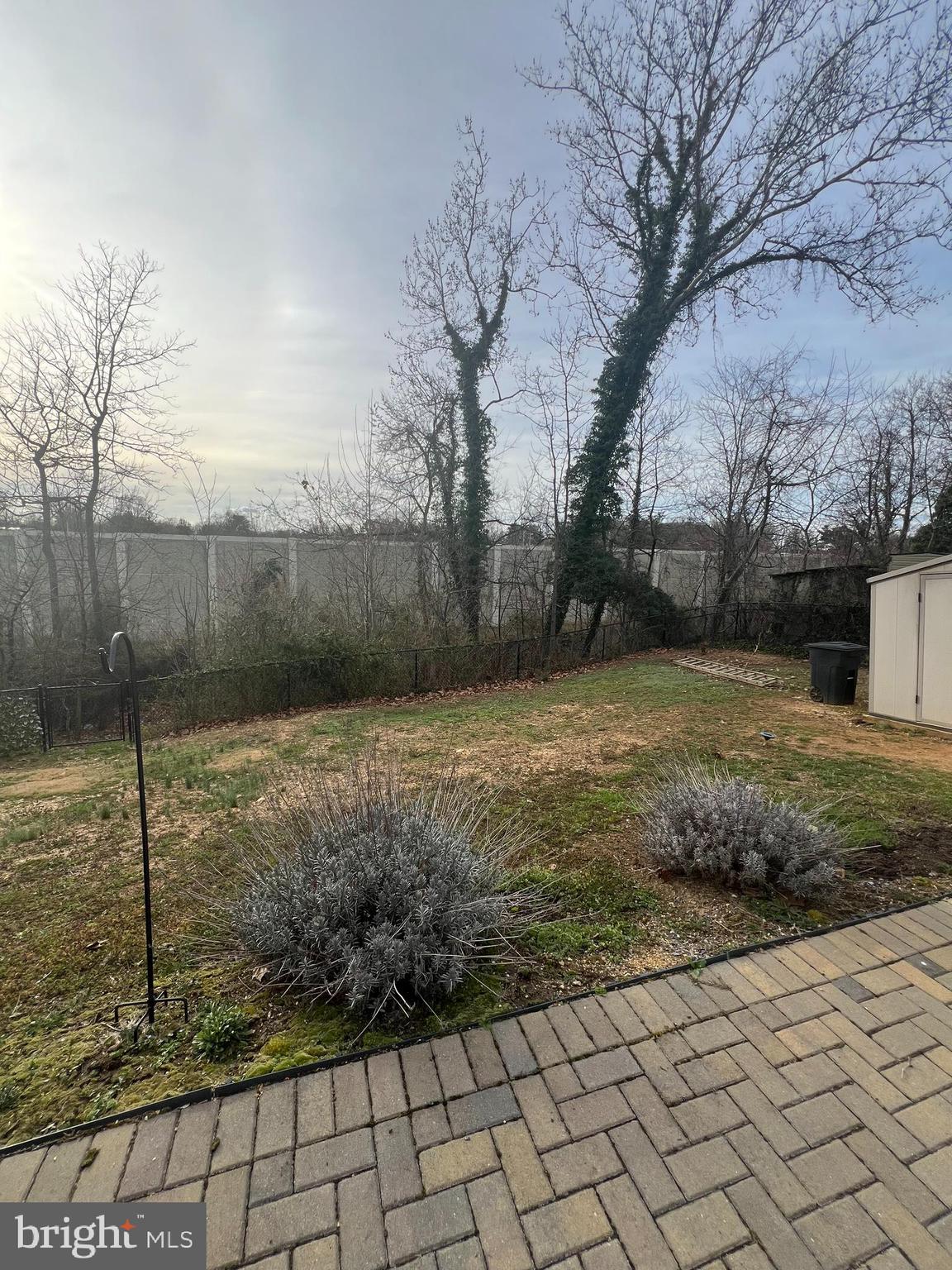 SOUTH LAWN - Residential