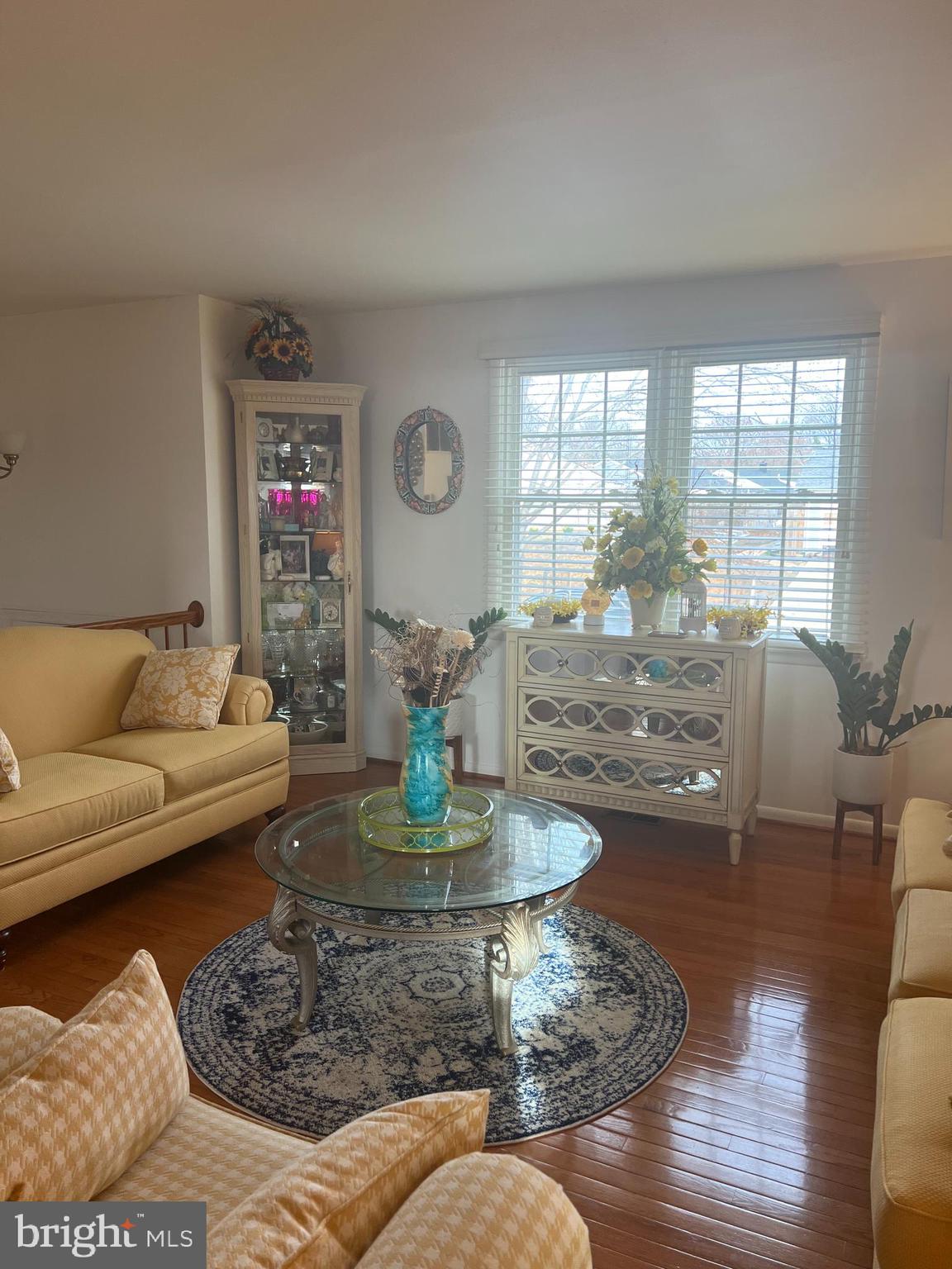 SOUTH LAWN - Residential