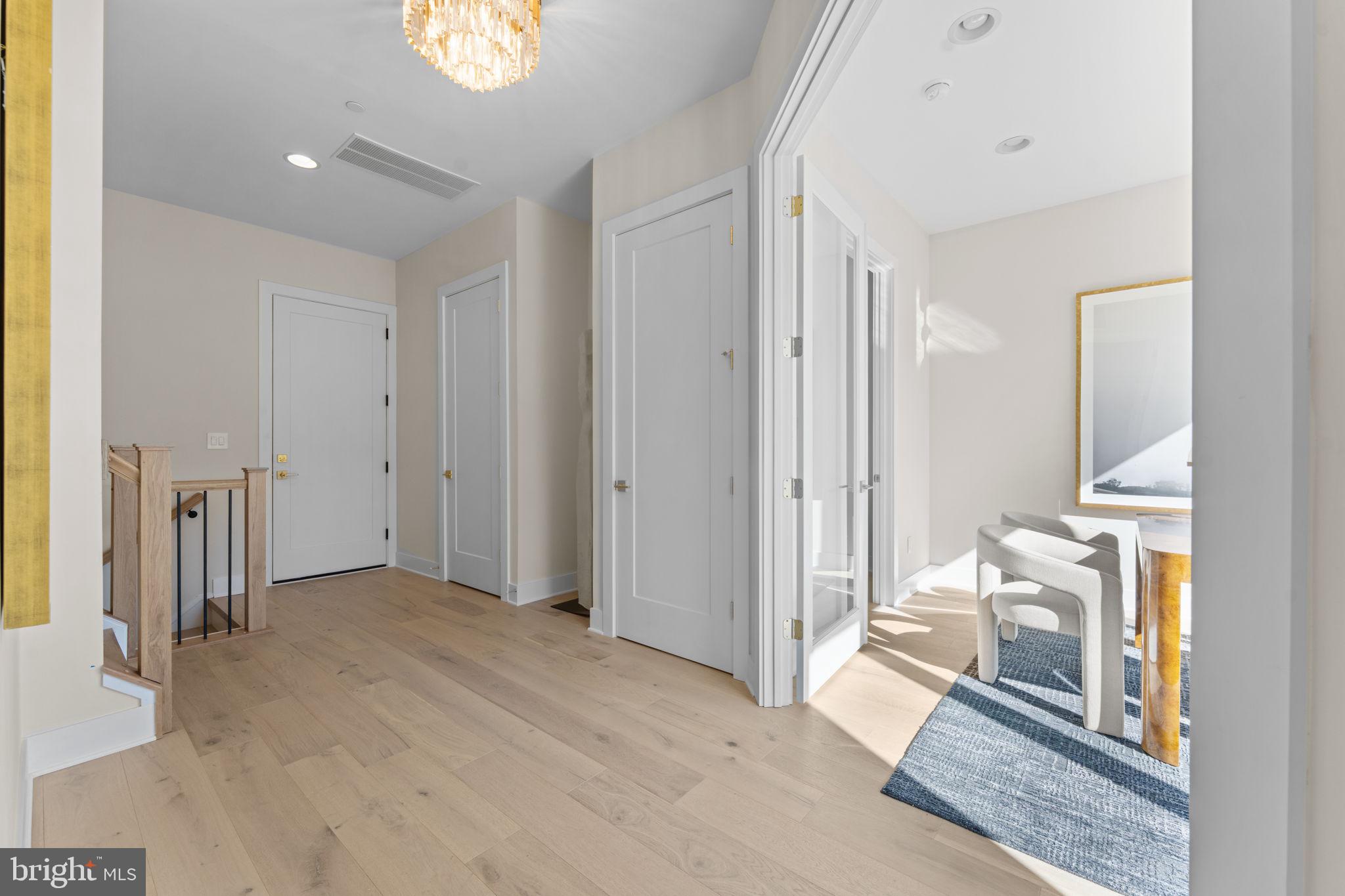 CHAIN BRIDGE - Residential