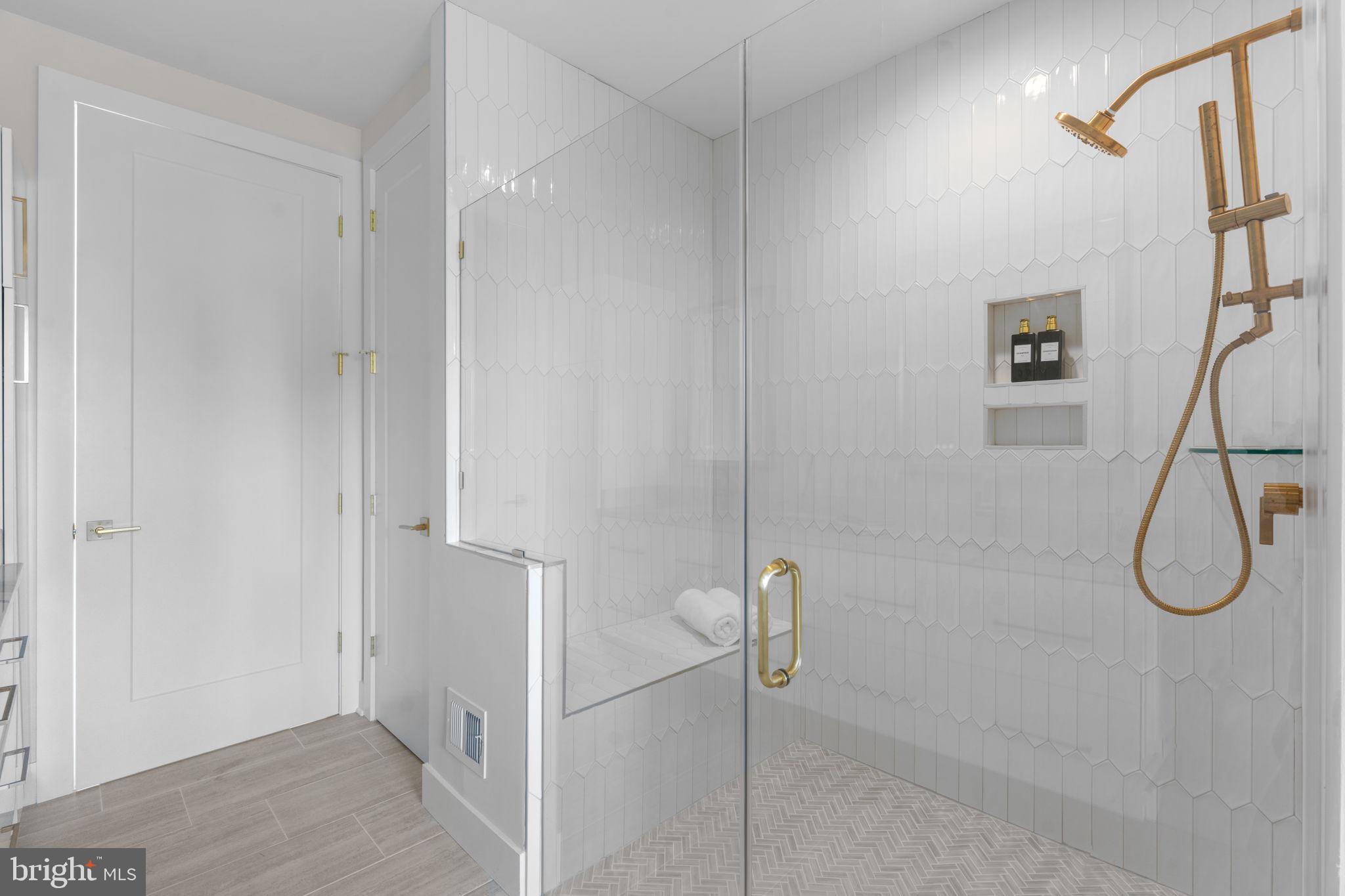 CHAIN BRIDGE - Residential