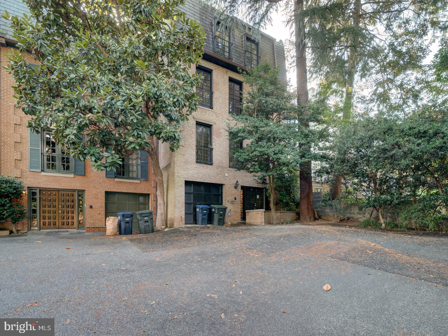 2142 CATHEDRAL AVENUE NW