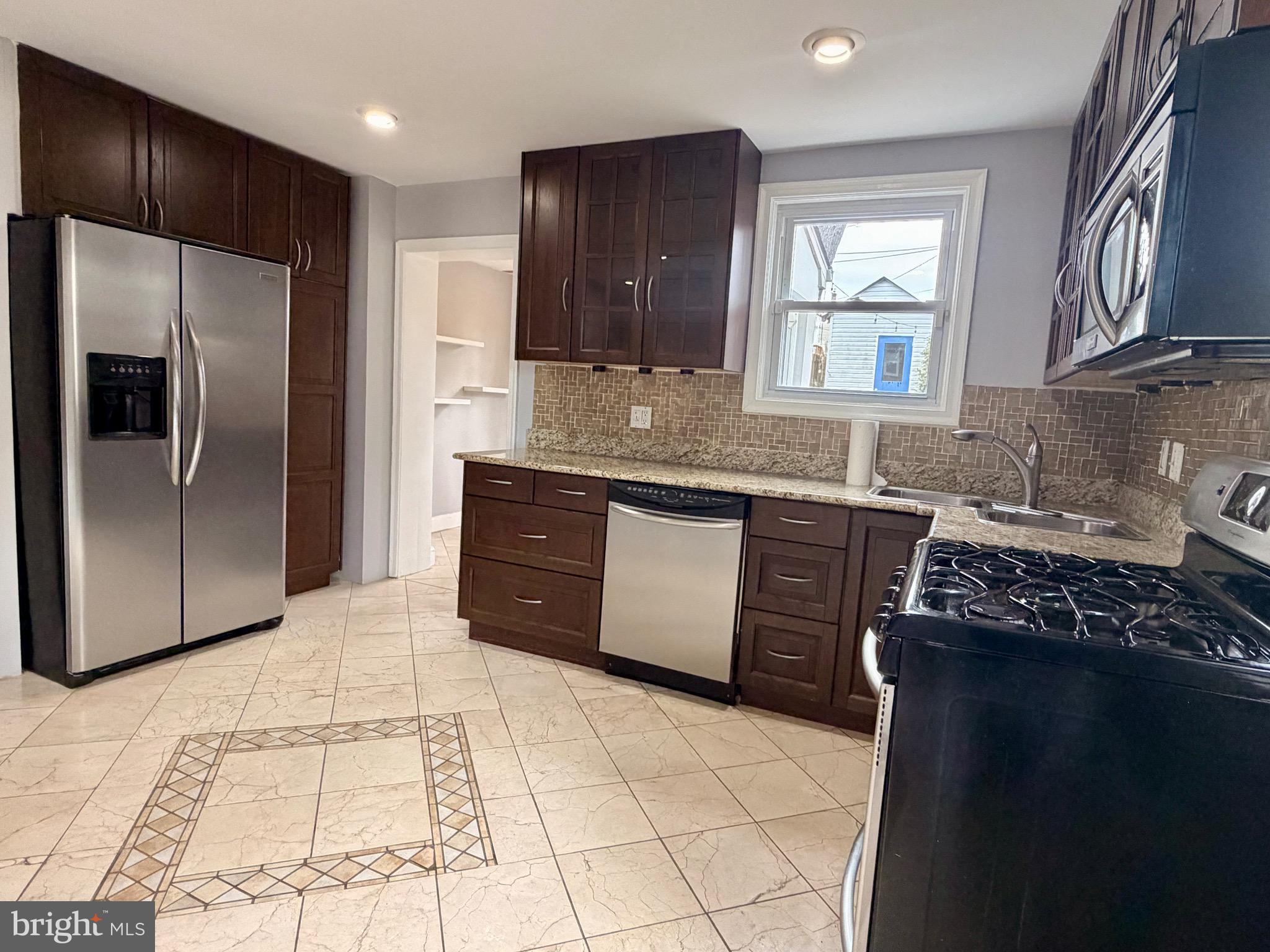 LAKE WALKER - Residential