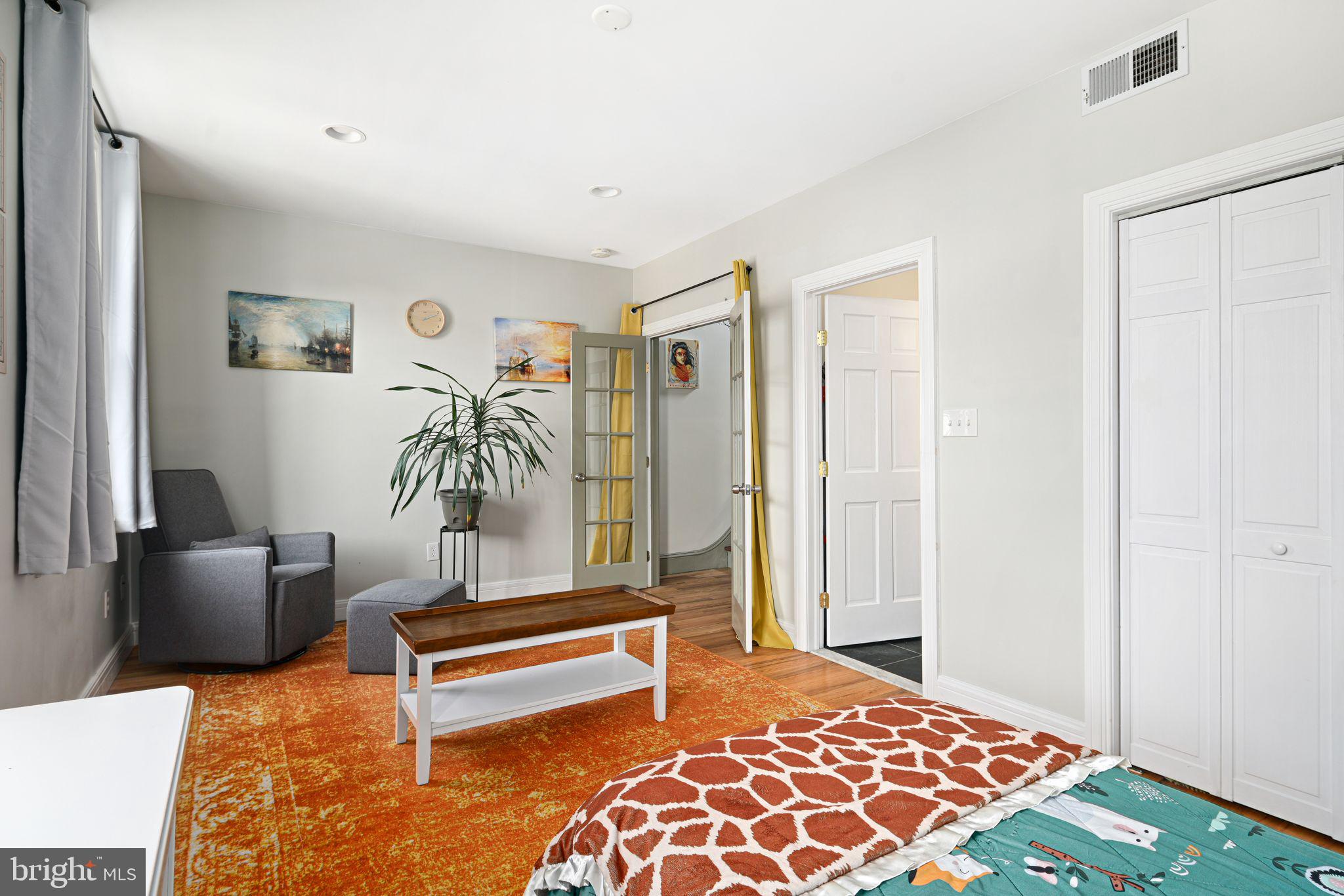 EAST KENSINGTON - Residential