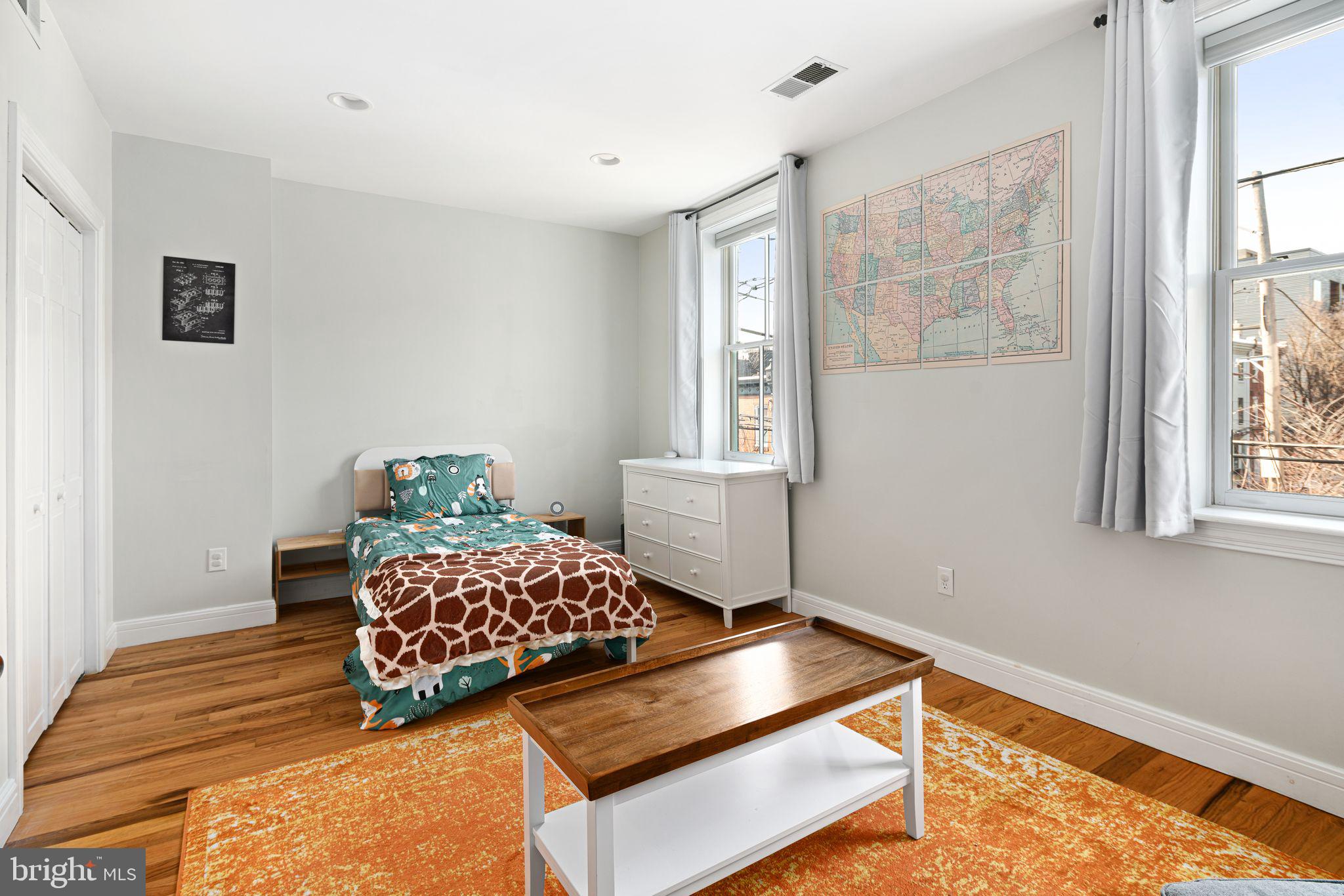 EAST KENSINGTON - Residential