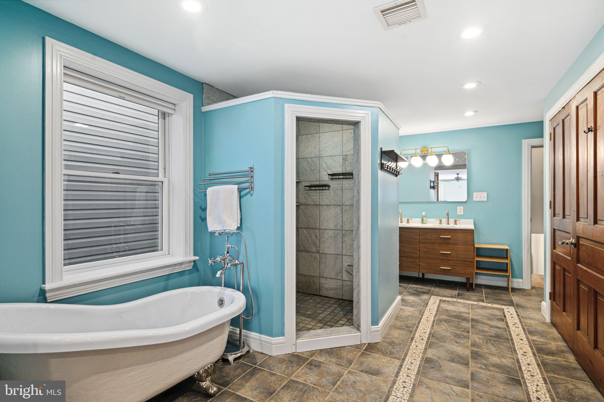 EAST KENSINGTON - Residential