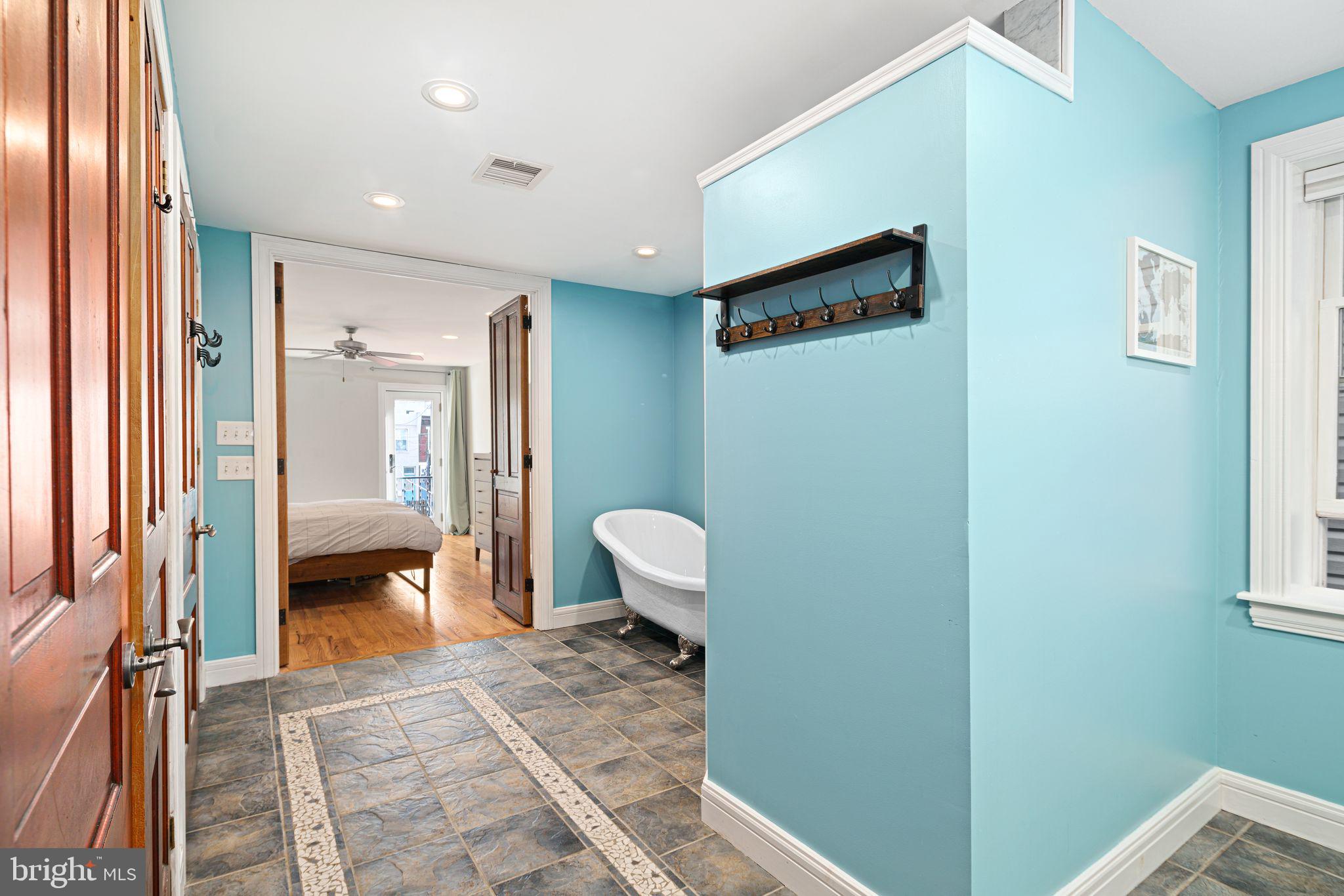 EAST KENSINGTON - Residential