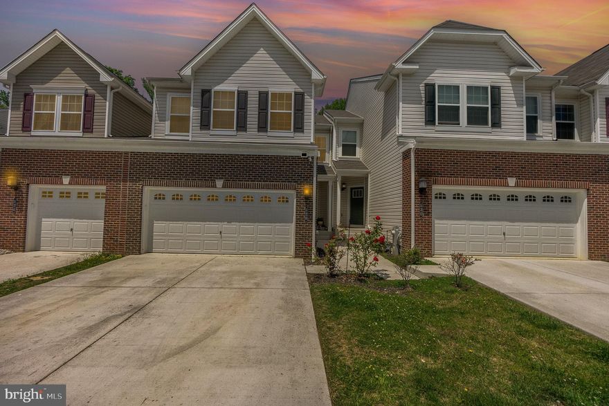 **OPEN HOUSE, SUNDAY(6-11)  12-2 PM**
Welcome Home!!!! Don't miss the opportunity to come see this beauty!  

This gorgeous home has 3 bedrooms, 3.5 baths and a kitchen that you'll never want to leave!  With an open floor plan and amazing vaulted ceilings, you'll be the host of the year! 

Schedule your tour today!