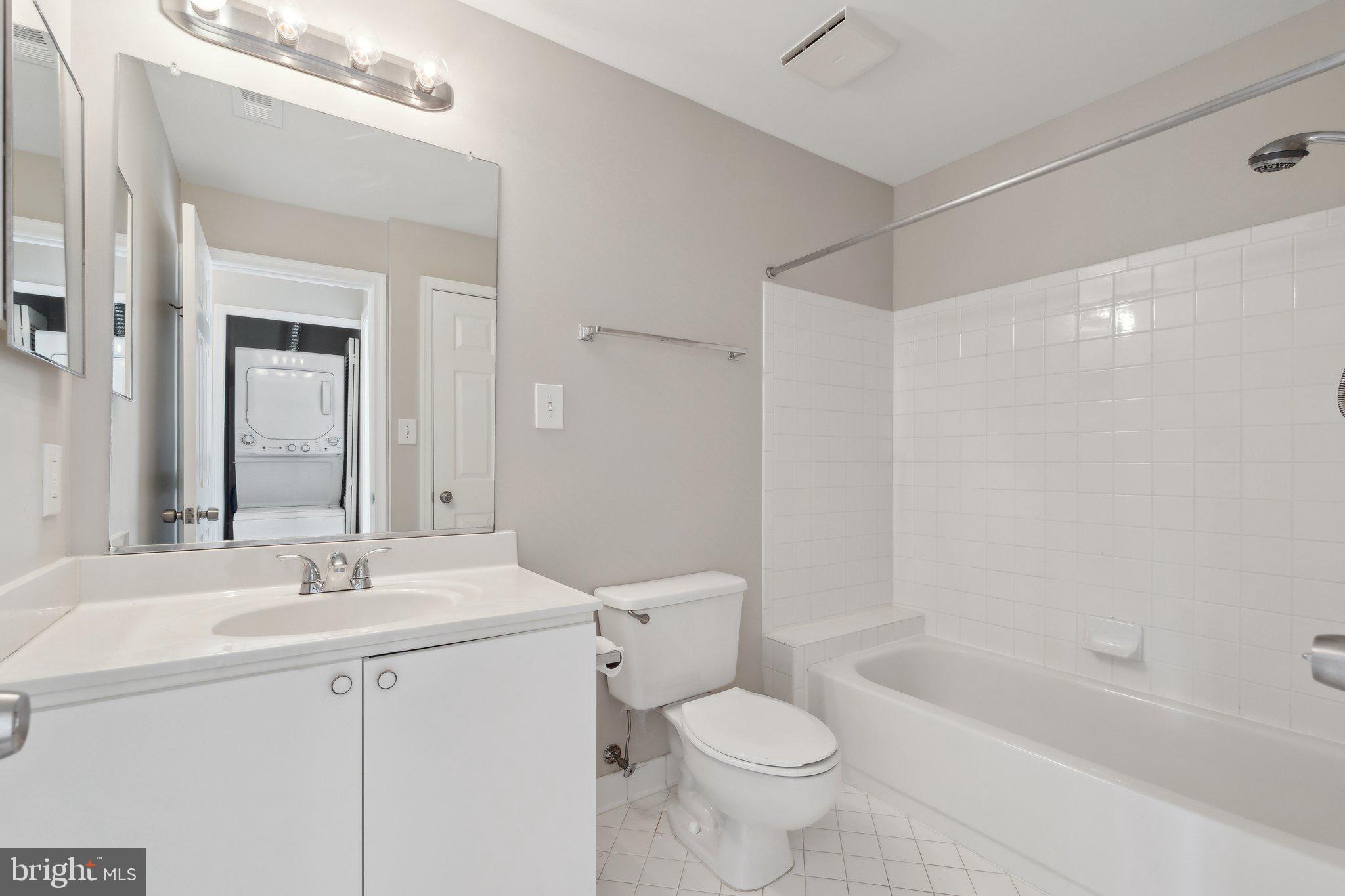 LAKESHORE CONDO - Residential Lease