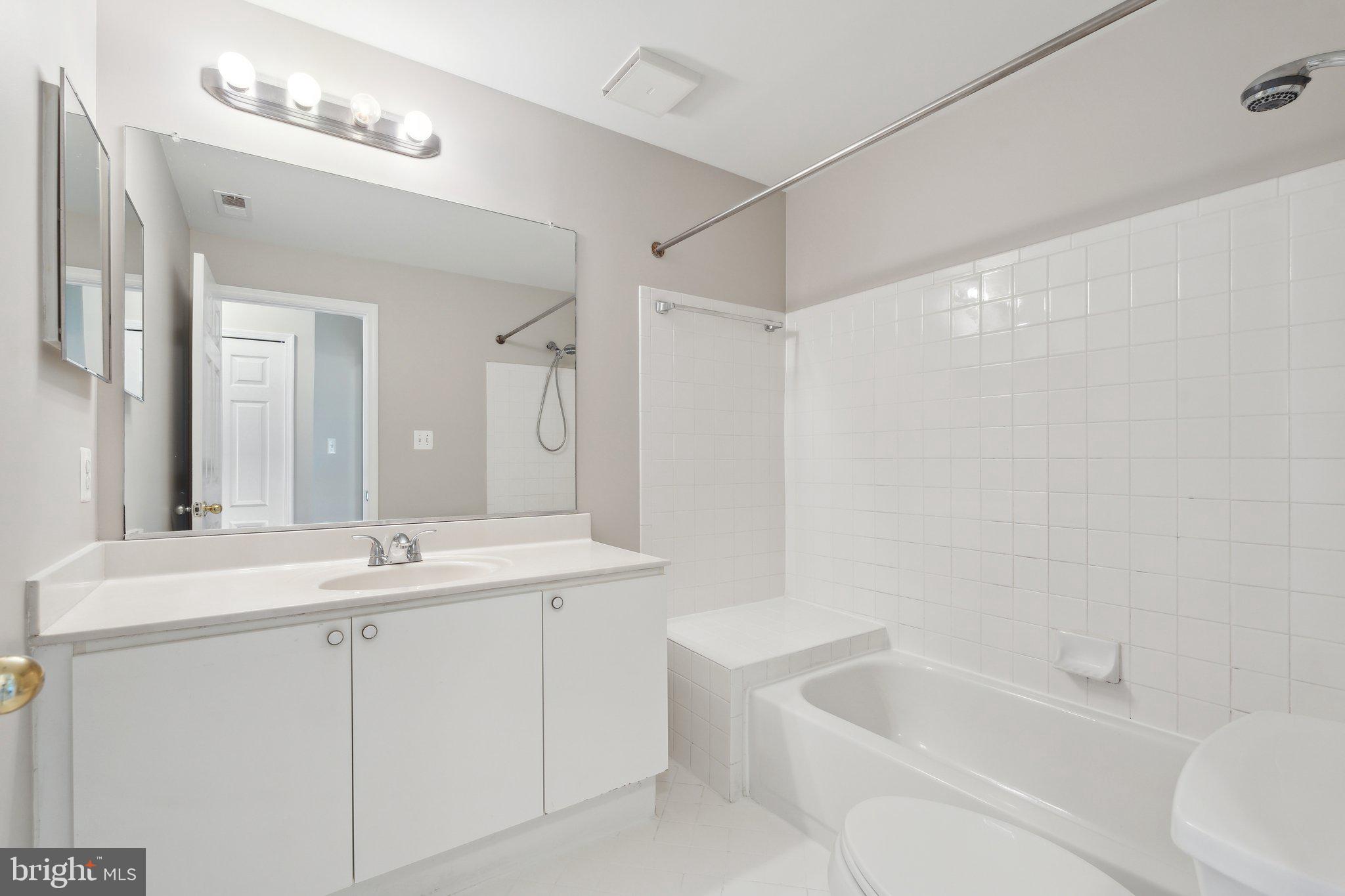 LAKESHORE CONDO - Residential Lease