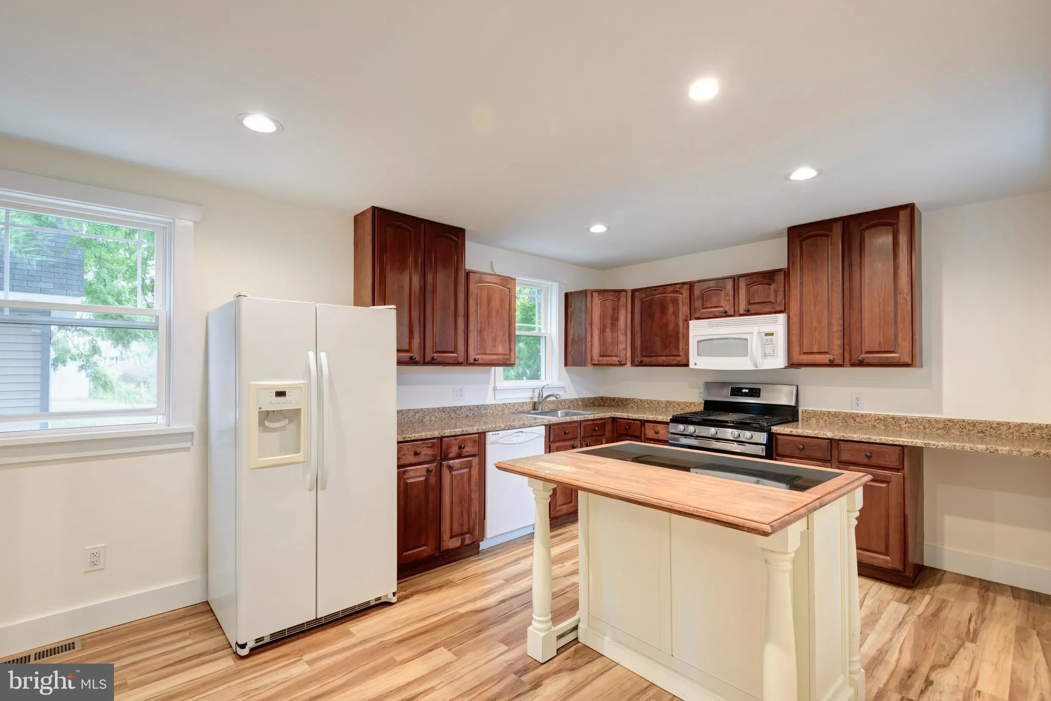 Oxford, Pennsylvania 19363, United States, 4 Bedrooms Bedrooms, ,1 BathroomBathrooms,Residential,Pending,197351