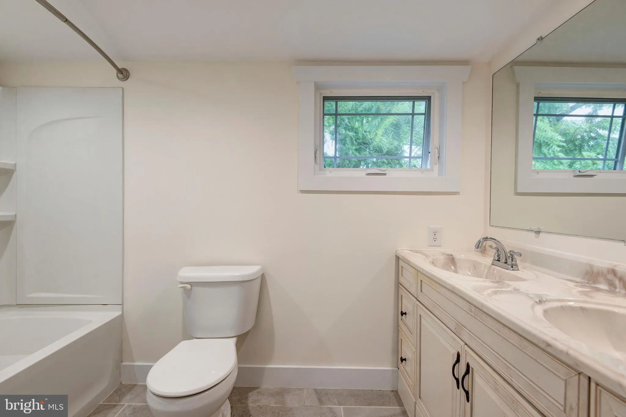 Oxford, Pennsylvania 19363, United States, 4 Bedrooms Bedrooms, ,1 BathroomBathrooms,Residential,Pending,197351