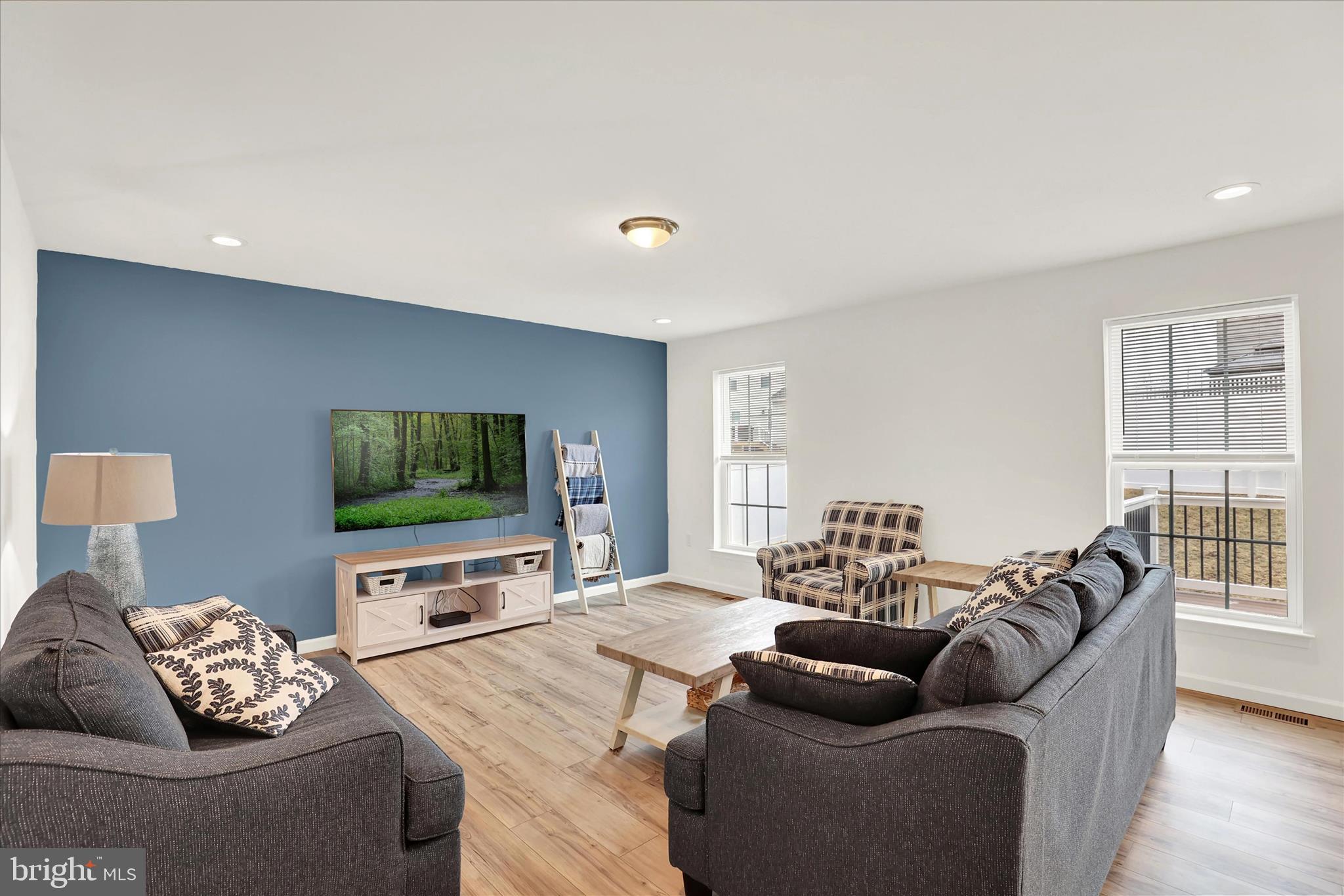 THE SEASONS - Residential