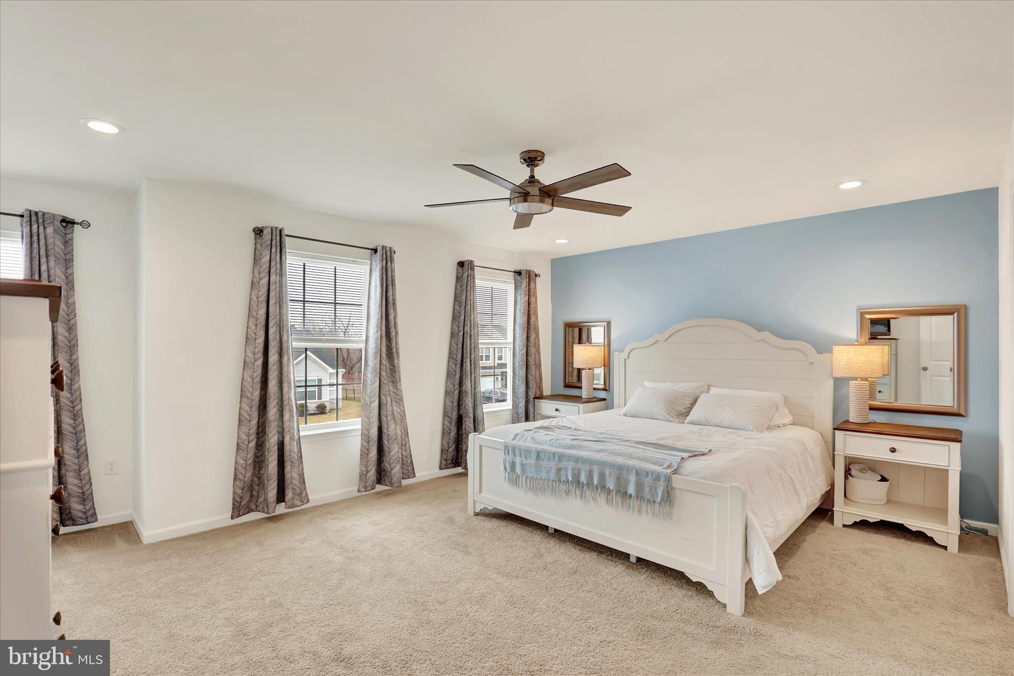 THE SEASONS - Residential