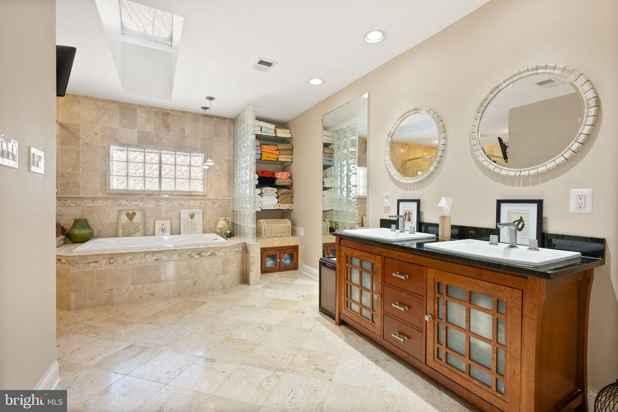 NAPLES MANOR - Residential