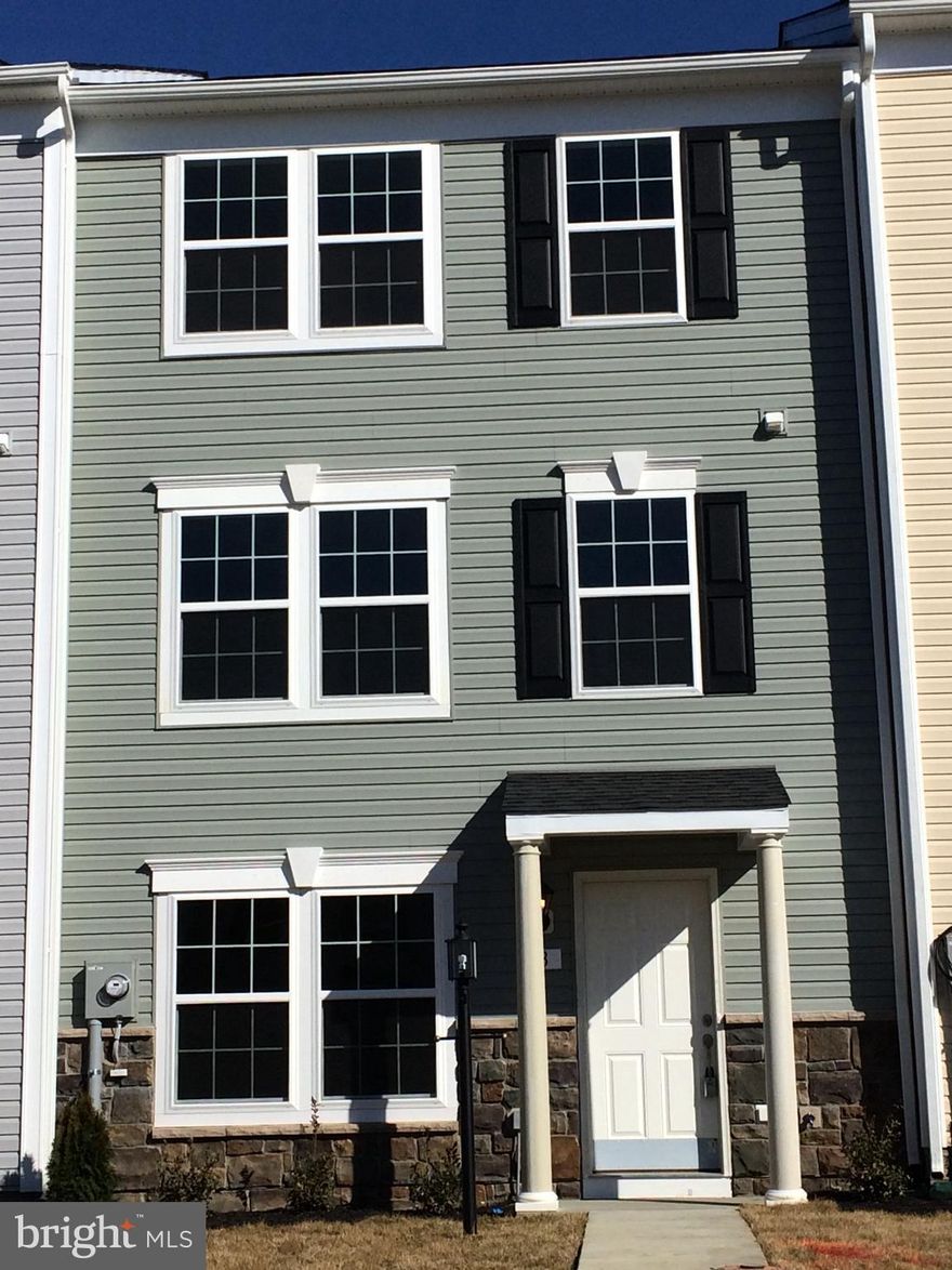 Dan Ryan Builders 3 level York II townhome at Kensington Terrace finished on all 3 levels with 3 bedrooms, 2.5 baths, island kitchen, deluxe owner's bath, 2 lower level finished areas.