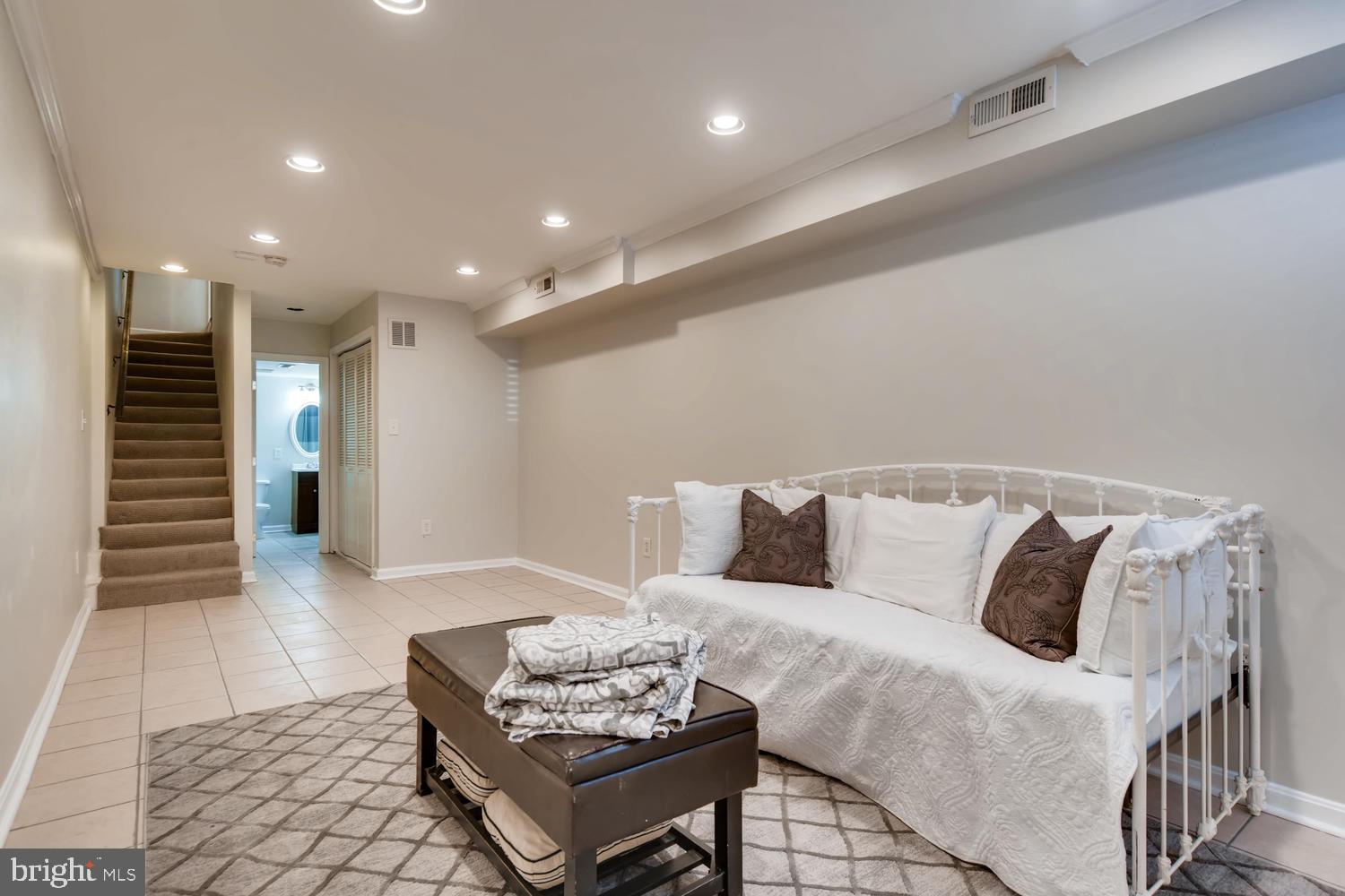 WASHINGTON VILLAGE - Residential