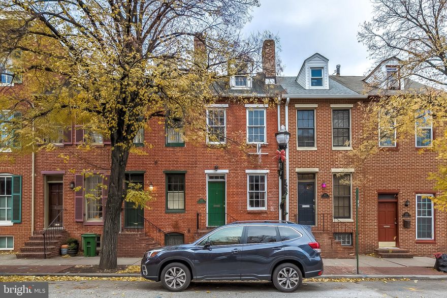 Incredible Federal Hill location!! Immediate proximity to downtown business district, all tourist attractions, and stadiums. Historic charm with modern amenities. Glistening hardwood floors, wood beam ceilings, built In shelving, and exposed brick walls awaits you. Spacious Rooms are easy to furnish.