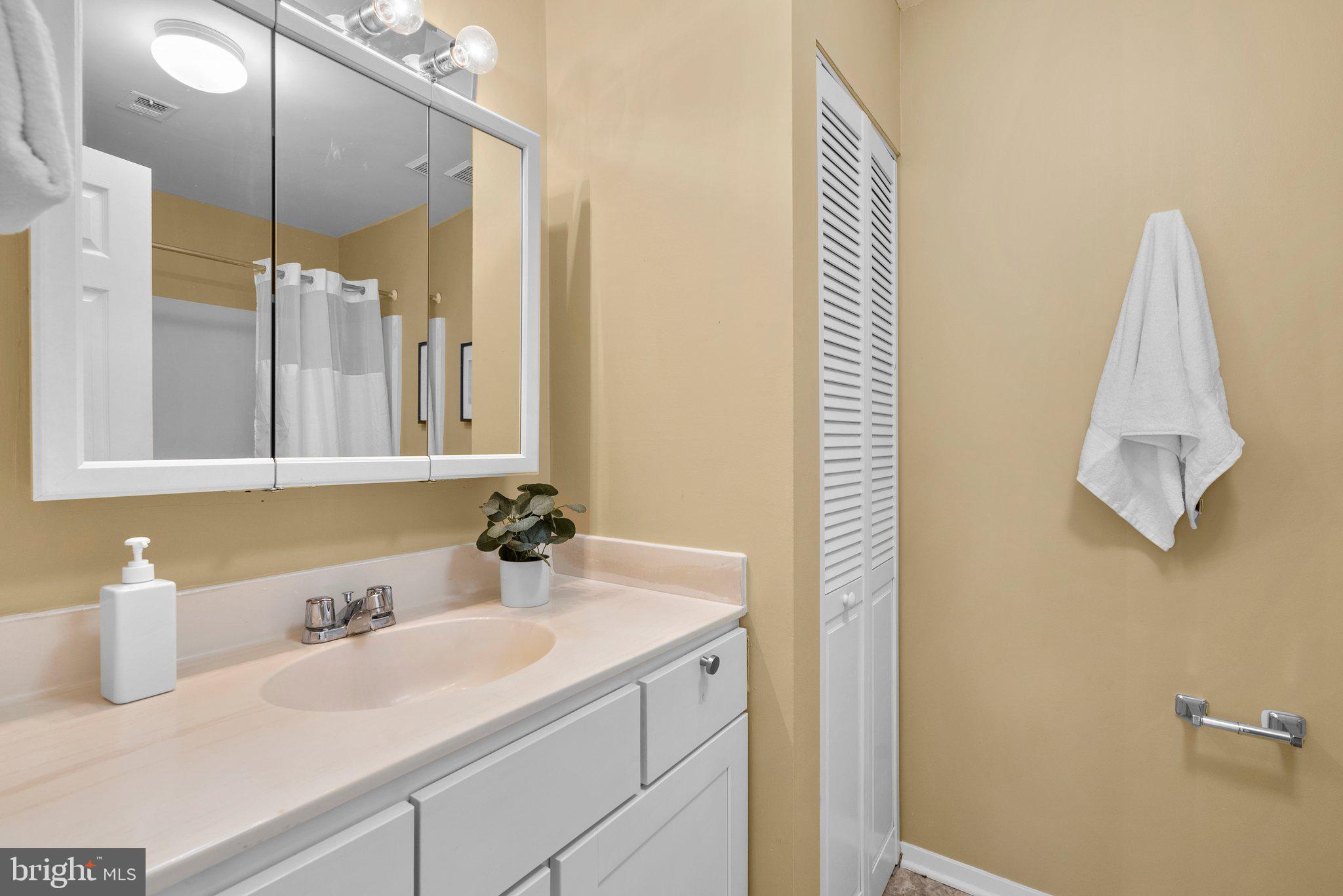 FARMINGDALE - Residential