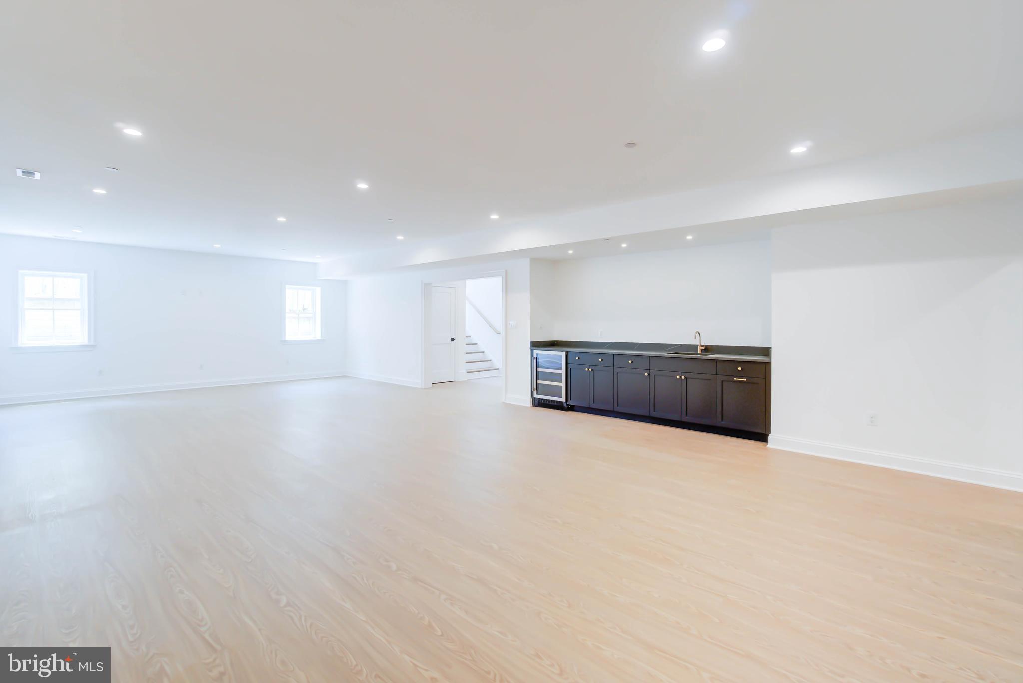 POTOMAC OUTSIDE - Residential